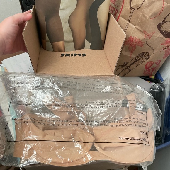 SKIMS Plunge Bra in Honey with tags - Picture 3 of 4